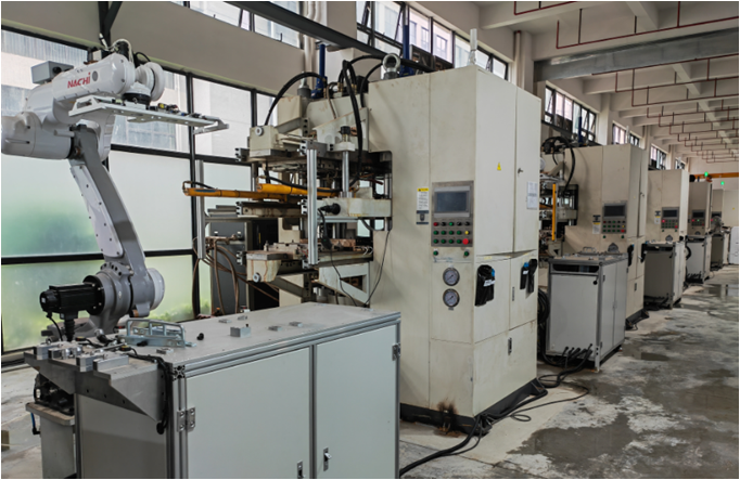 碳纖維雙層熱壓機上下料機器人方案 碳纖維雙層熱壓機上下料機器人方案